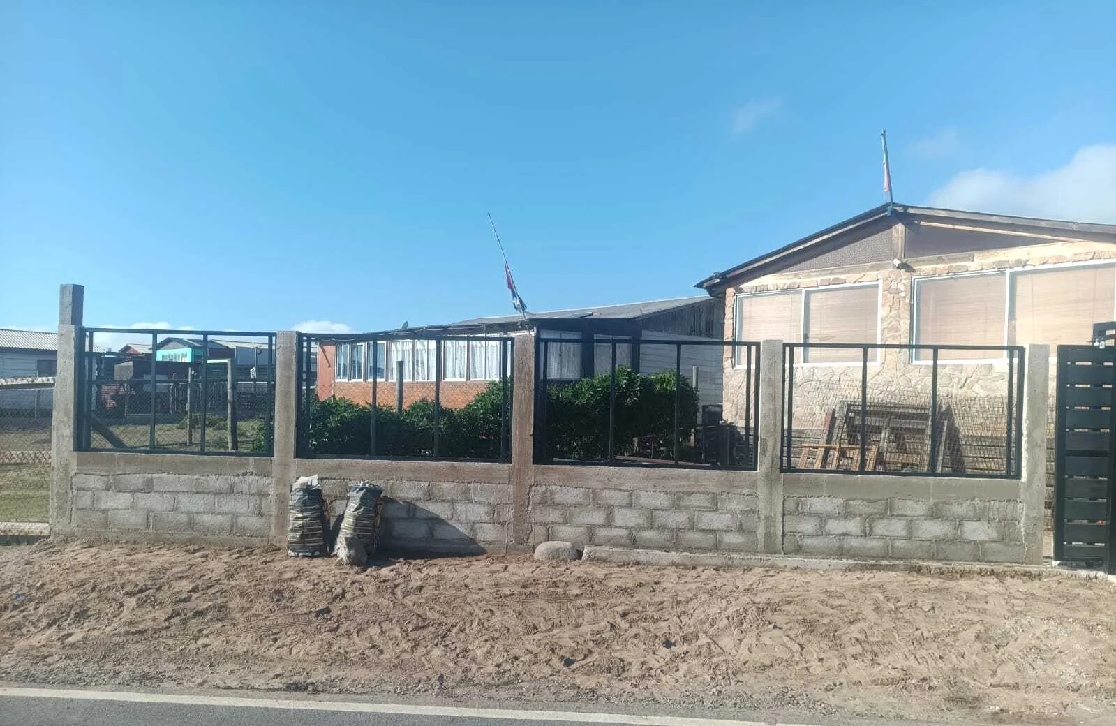 Cierre frontal de perfilería metálica sobre muro de bloques